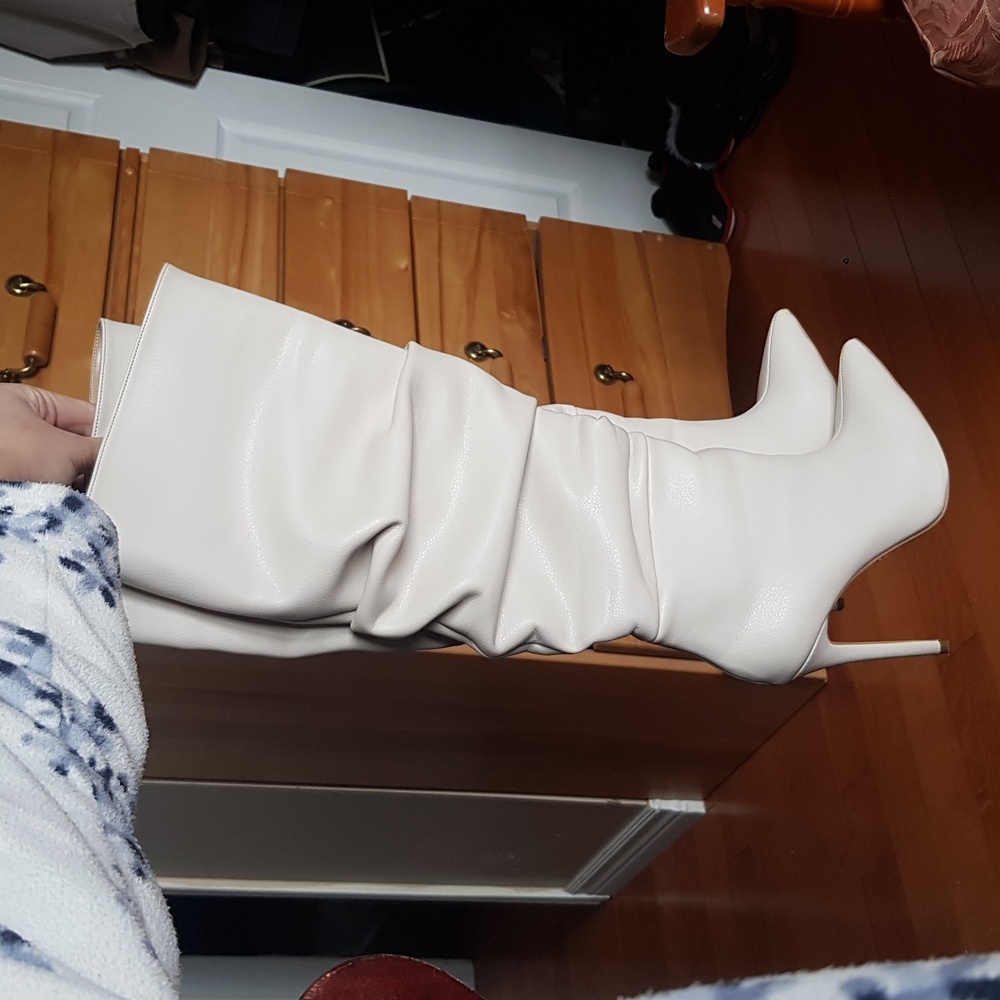 Creme boots no zipper